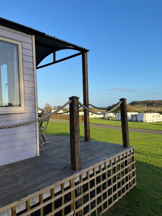 Pearl Shepherds Hut Hotel Penally Exterior photo